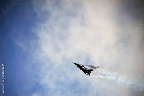 F-16 USAF in acrobazia aerea con fumogeno controluce