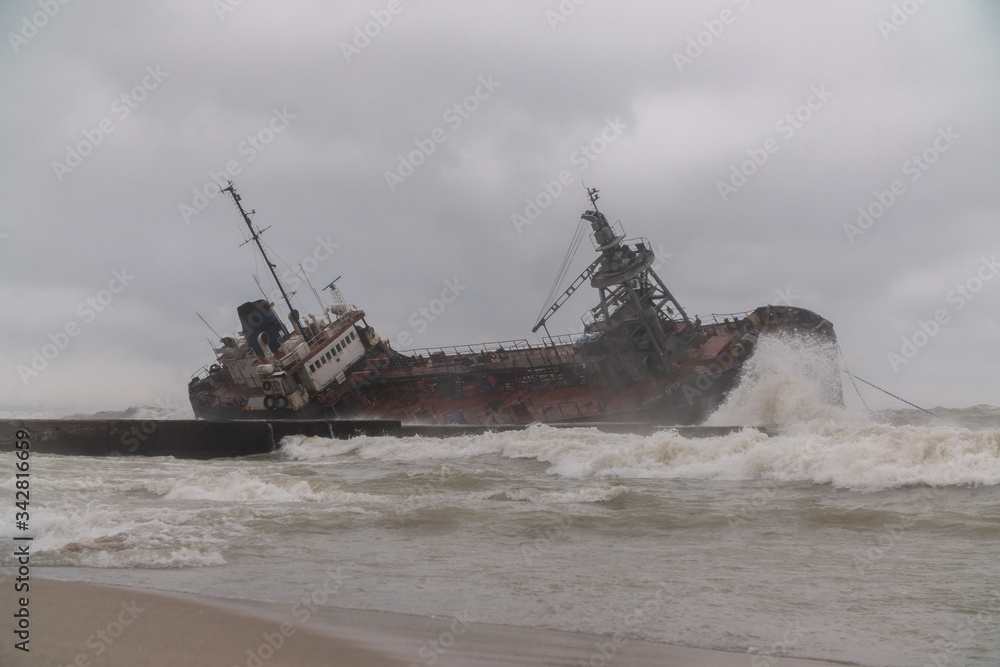 The ship received a hole in the hull and sank near the shore during a storm The ship received a hole in the hull and sank near the shore during a storm
