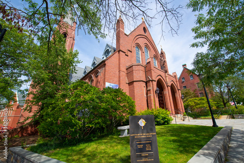 Foto Saint Mary of the Assumption Parish Church at 5 Linden Pl at Harvard Street in Brookline Village, town of Brookline, Massachusetts MA, USA