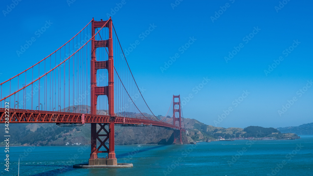 das leuchtend rote Wahrzeichen ist die Golden Gate Brücke von San Francisco