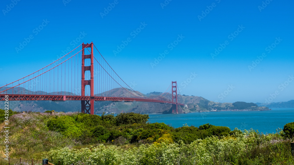 die wunderschöne Hängebrücke von San Francisco bei Sonnenschein die wunderschöne Hängebrücke von San Francisco bei Sonnenschein