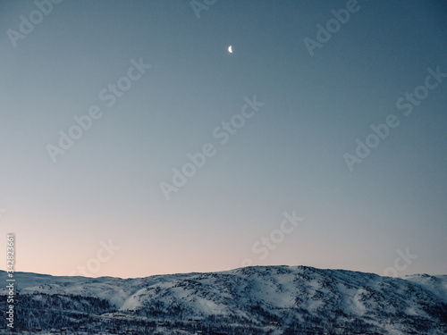 Mond am Abendhimmel über der Hardangervidda in Norwegen