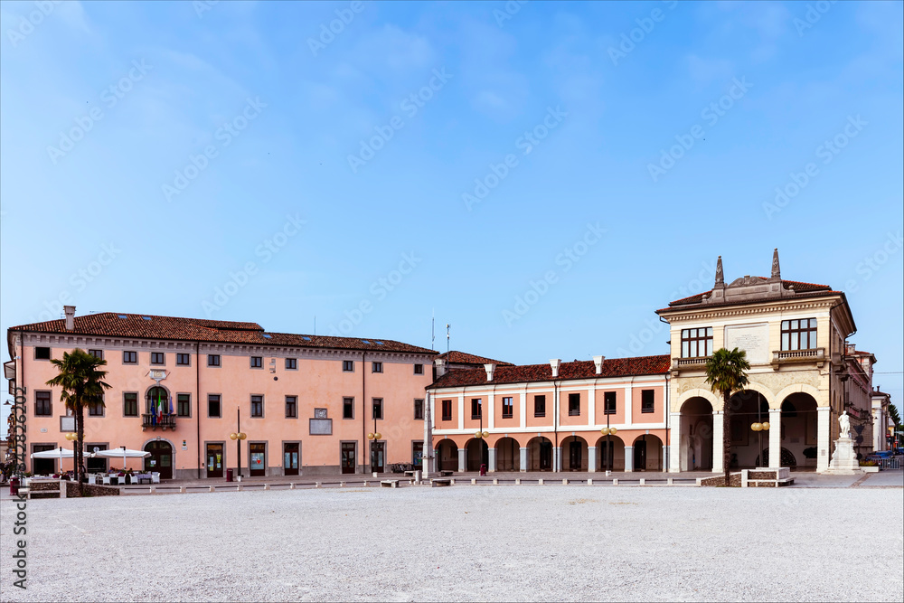 Piazza Grande di Palmanova, città fortezza patrimonio dell'unesco. Palazzo municipale e loggia dei mercanti.