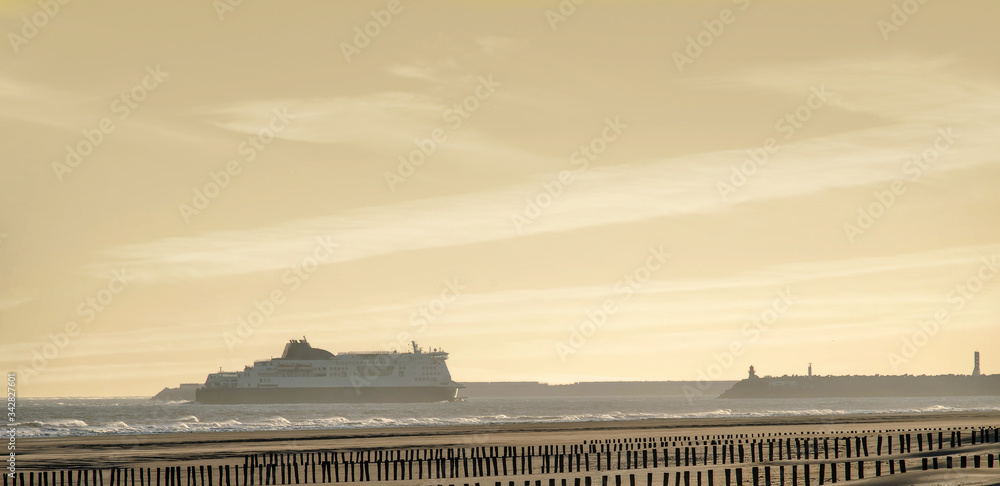 Fototapeta premium beautiful landscape with a ferry arriving in the port of Calais at dawn
