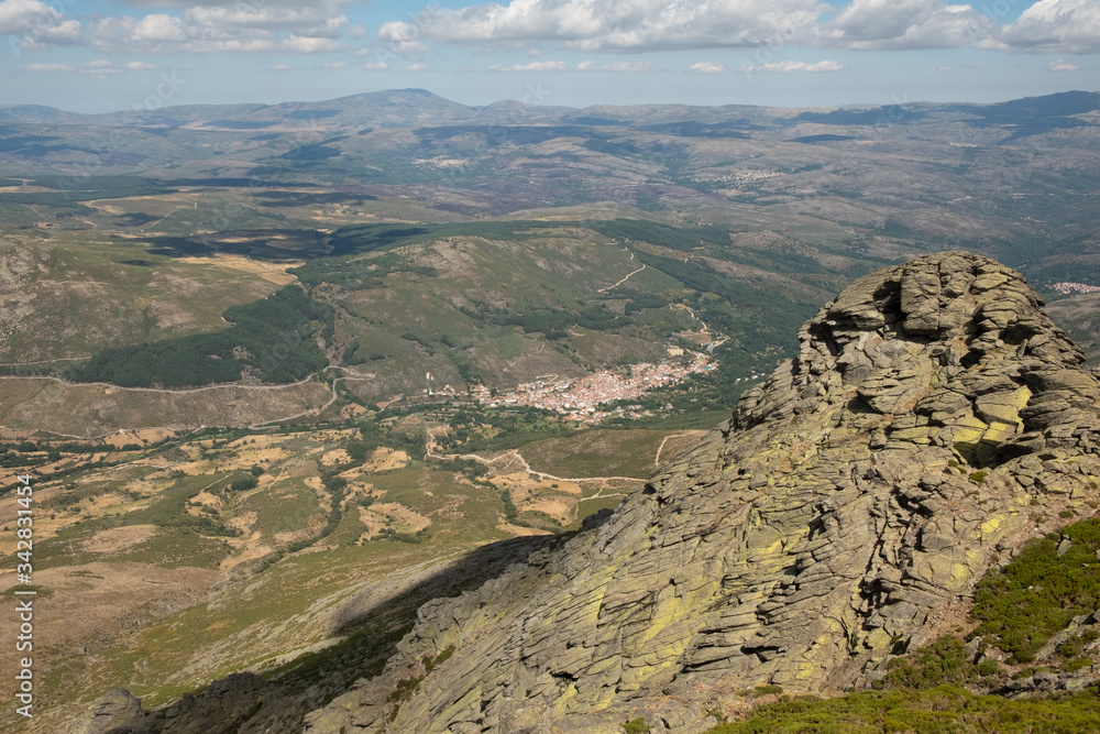 La Picota de Serranillos en primer término y al fondo en el valle la localidad abulense de Serranillos. La Picota de Serranillos en primer término y al fondo en el valle la localidad abulense de Serranillos.