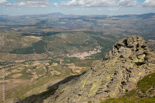 La Picota de Serranillos en primer término y al fondo en el valle la localidad abulense de Serranillos.