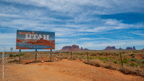 Schild Welcome to Utah vor dem Monument Valley