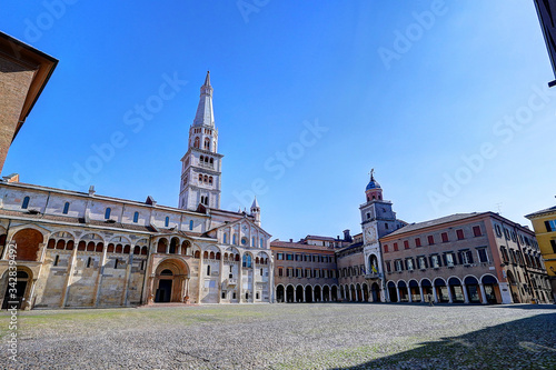 Obraz na plátně Modena, piazza grande square, touristic place with Ghirlandina tower and romanic