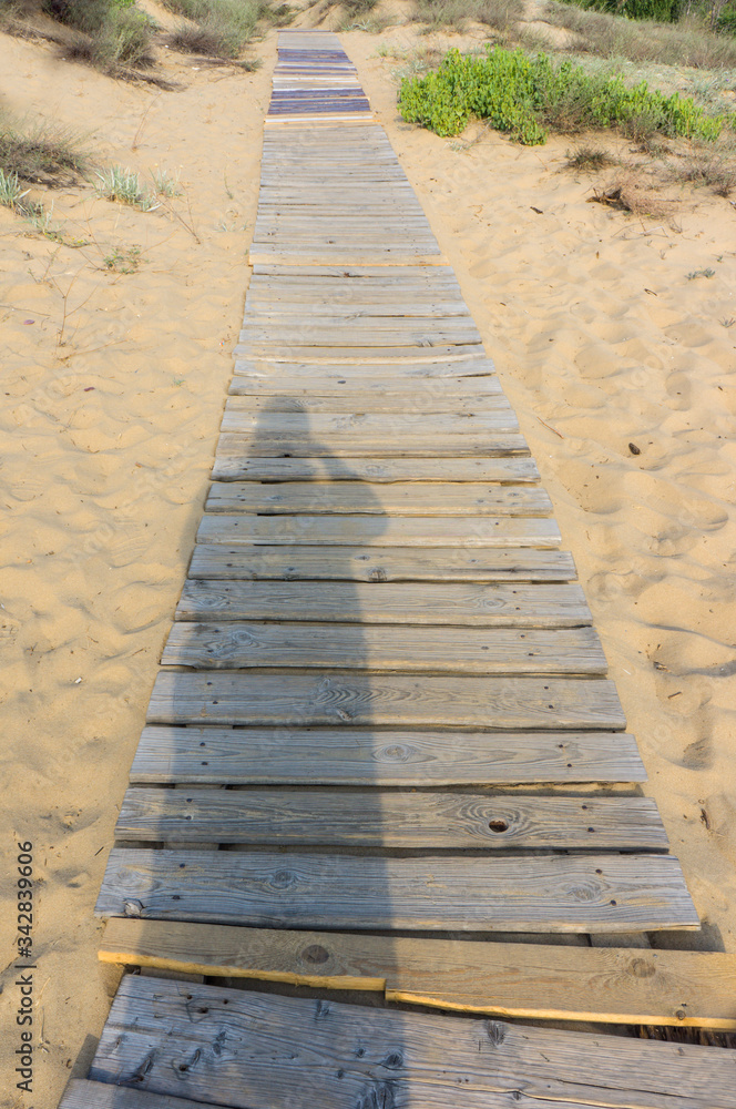 Obraz premium boardwalk leading to the beach on the sand