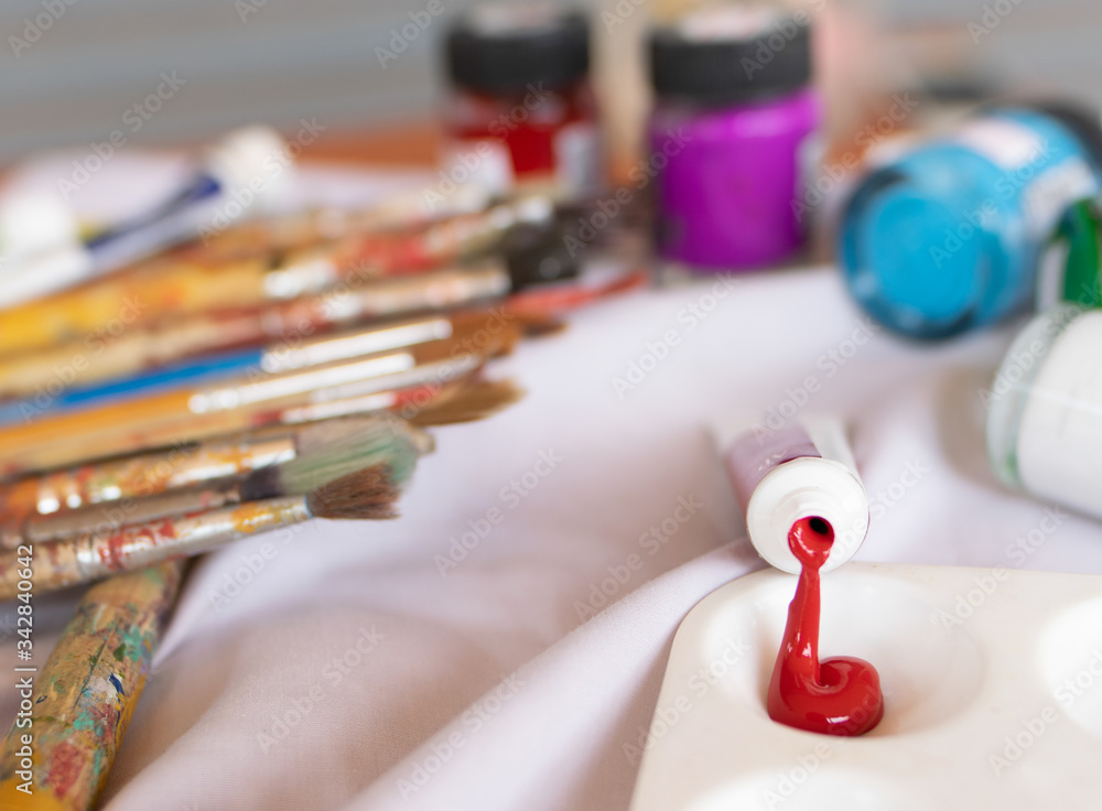 Paintbrush placed on a white cloth, Art Education, Learning to the 21st century, Stem studies.Selectively focus on specific points and blur in the image. Paintbrush placed on a white cloth, Art Education, Learning to the 21st century, Stem studies.Selectively focus on specific points and blur in the image.