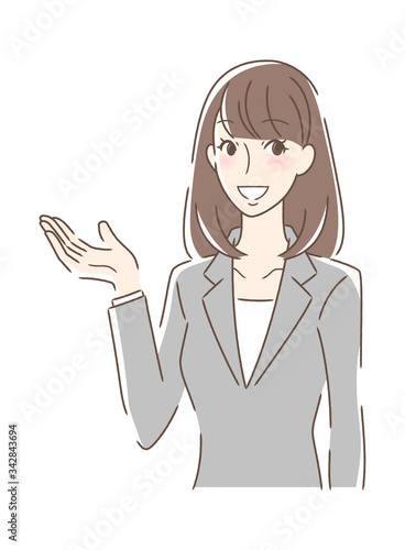 笑顔で手のひらを差し出す女性