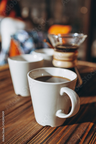 Foto The coffee is alternatively made using a paper filter and a kemex is poured from the flask into a mug