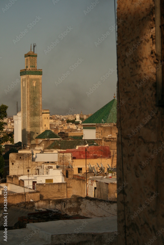 torre de mezquita de fez y fuente interior