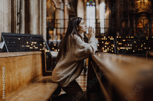 Foto a woman praying on her knees in an ancient Catholic temple to God