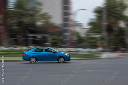 Veh  culo o carro en movimiento a velocidad sobre una  avenida de la ciudad de mexico