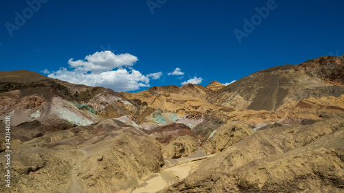 verschieden farbiges Gestein im Death Valley