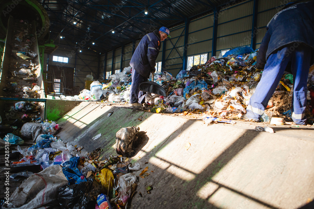 Obraz premium manual sorting of garbage at the factory to receive unsorted garbage