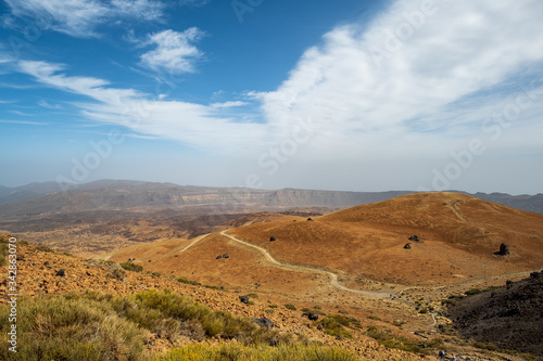 Ausblick in eine wundersch  ne Landschaft am Fu  e des Teide in Teneriffa