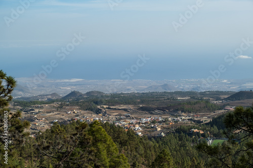 eine Stadt im Sandsturm auf Teneriffa im Frühling