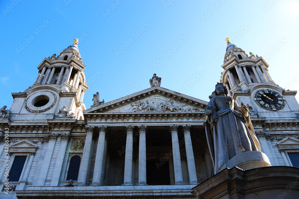 St Pauls from the front with Queen Anne statue.