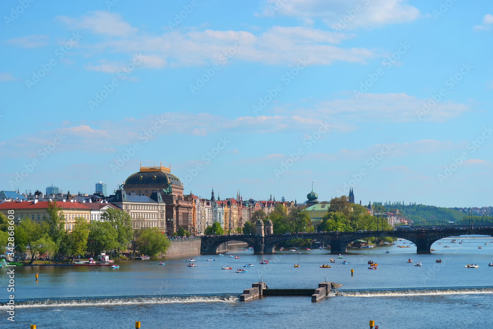 Obraz premium Vltava river and beautiful view of Prague from Charles Bridge