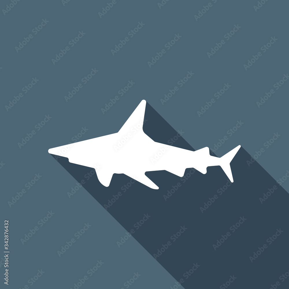 Plakat Sylwetka rekina, podwodnego drapieżnika. Biała płaska ikona z długim cieniem na niebieskim tle