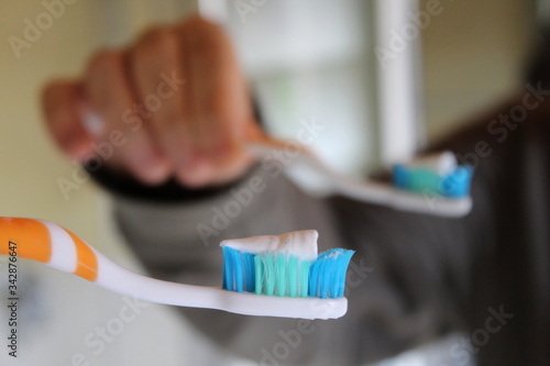 Lavarsi i denti con spazzolino e dentifricio - buone abitudini photo