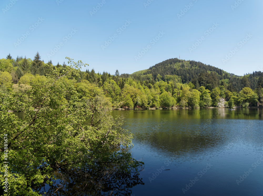 Naturpark Südschwarzwald. Stillen Wasser des Bergsee oberhalb Bad Säckingen und Gipfel Röthekopf unter einem frühlingsblauen Himmel in Baden-Wüttemberg