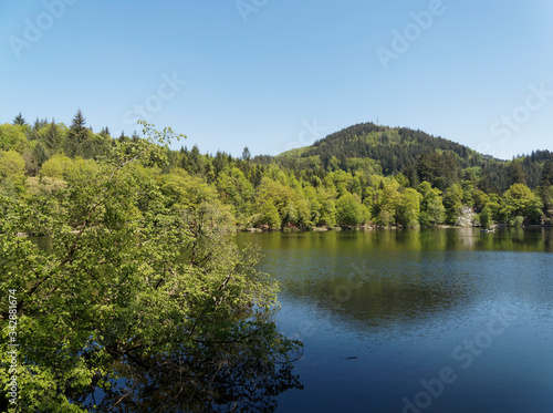 Naturpark Südschwarzwald. Stillen Wasser des Bergsee oberhalb Bad Säckingen und Gipfel Röthekopf unter einem frühlingsblauen Himmel in Baden-Wüttemberg © Marc