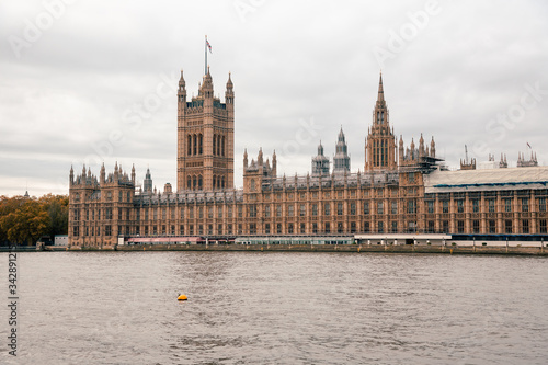 Fotografia London, UK - November 09, 2020: view on The Palace of Westminster exterior at cl