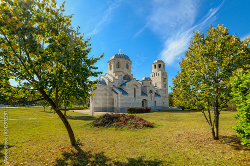 Fotografía Belgrade, Serbia - September 28, 2019: Holy Apostle and Gospel Luke (Crkva Svetog Luke: serbian) Orthodox church in Belgrade