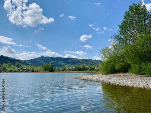 Ägerisee – Seeufer mit Strand in Unterägeri - beim Campingplatz, mit Blick zum Zugerberg / schöner See im Kanton Zug, Schweiz
