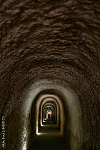 Túnel de bodega excavado en la roca natural con bóveda de piedra