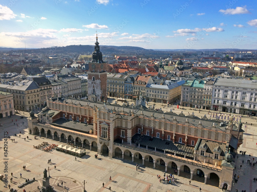 Obraz premium Edificio del Mercado de Cracovia en Polonia a vista de pájaro desde la Basílica de Santa María