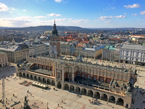 Edificio del Mercado de Cracovia en Polonia a vista de pájaro desde la Basílica de Santa María photo