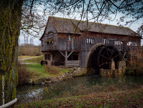 viejo molino de madera con aspas de agua  en ambiente de otoño invernal junto a arroyo © Javier Cordero