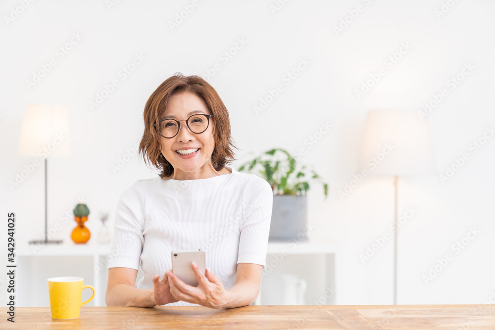 スマートフォンを見るシニア女性 スマートフォンを見るシニア女性