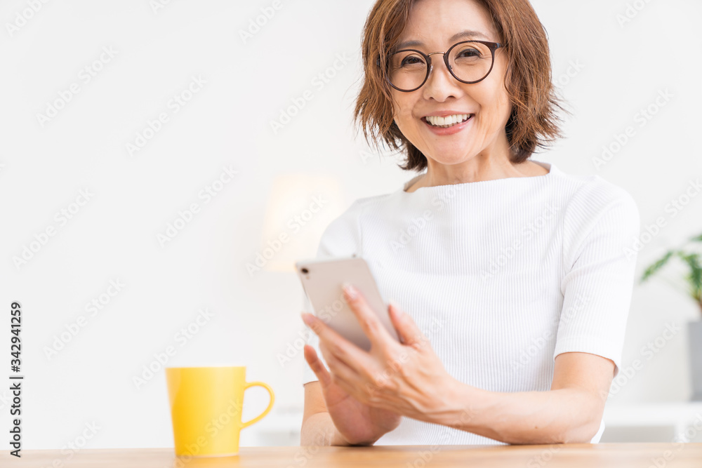 スマートフォンを見るシニア女性