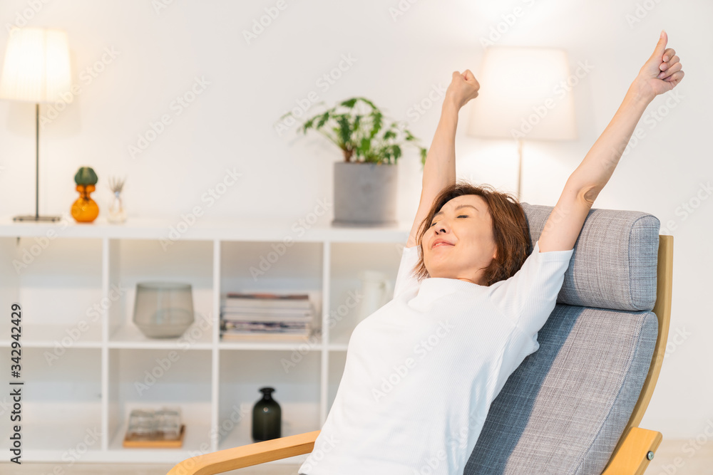 部屋でリラックスするシニア女性 部屋でリラックスするシニア女性