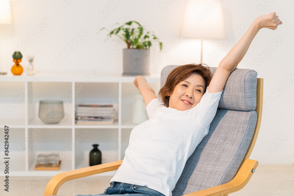 部屋でリラックスするシニア女性 部屋でリラックスするシニア女性