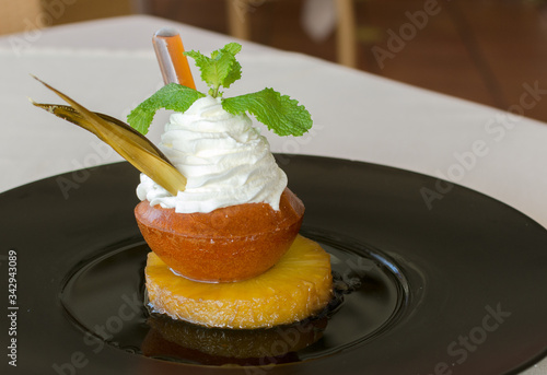 Baba au rhum sur tranche d'ananas photo