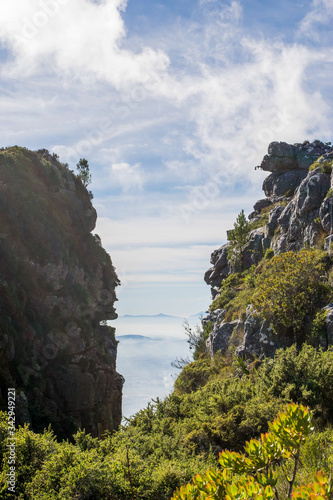 Blick zwischen zwei Felsen vom Tafelberg aus photo