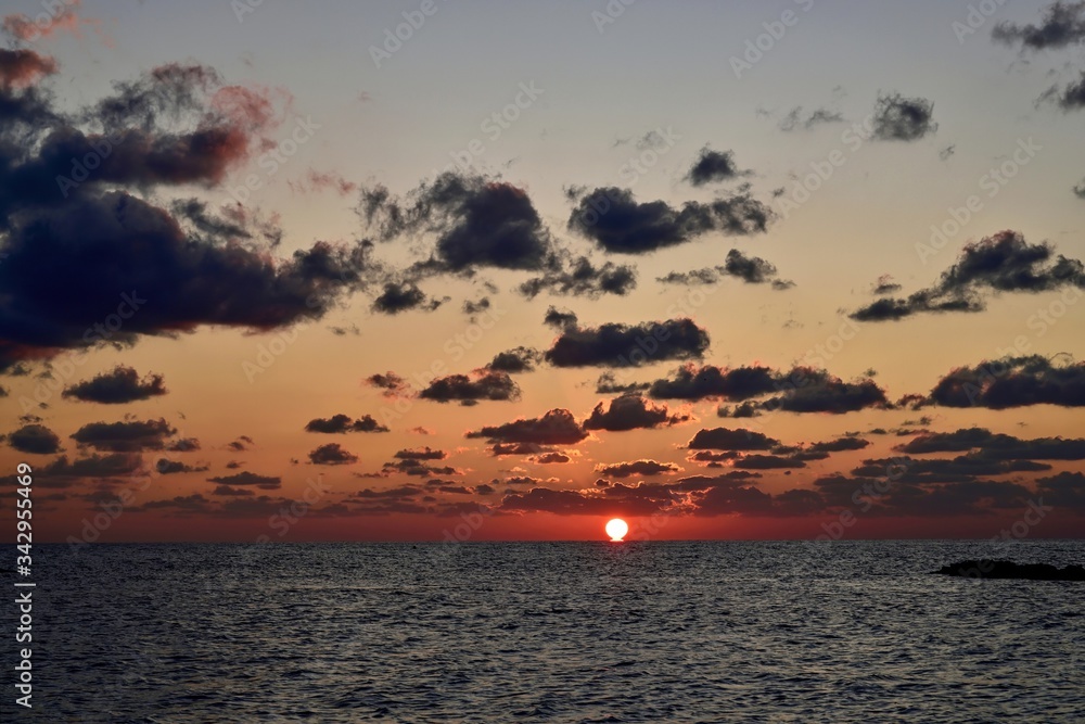 日本海に沈むダルマ夕日の情景（ハイライトシーン）＠山口