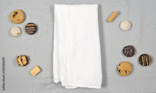 Foto Flour Sack Towel Mockup with Cookies