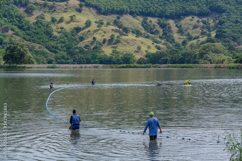 Fototapeta premium pesca en laguna