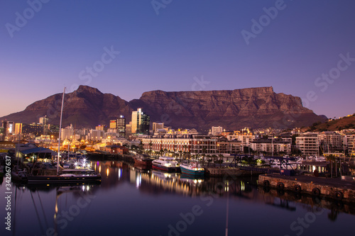 Fotografia, Obraz View of Table Mountain at dawn from waterfront of Cape Town