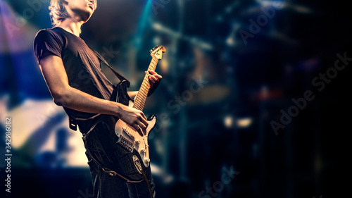 Bild auf Leinwand ステージ上のロックギタリストのイメージ素材