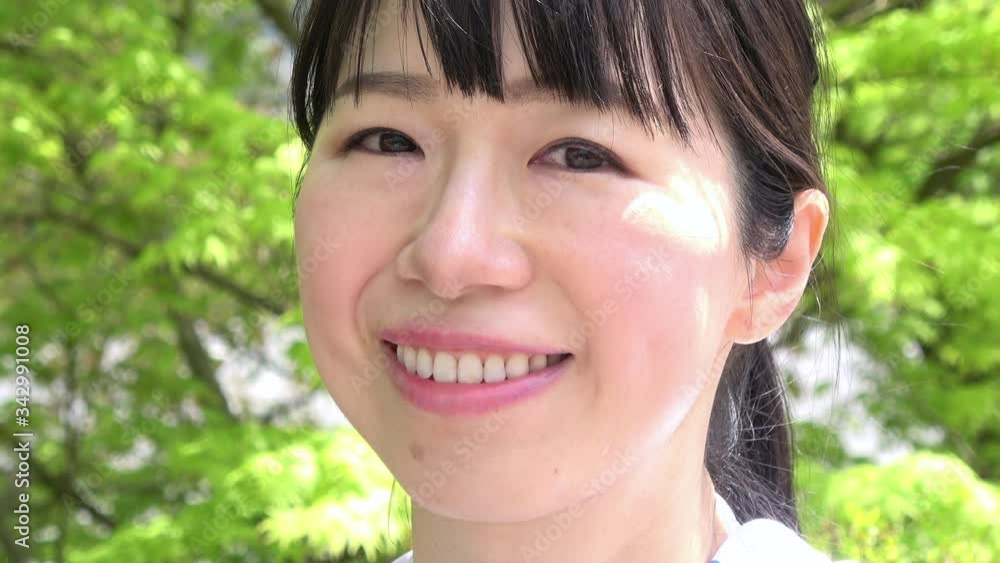 振向く笑顔の女性 4K / Happy young Asian woman turns around and smiles 振向く笑顔の女性 4K / Happy young Asian woman turns around and smiles