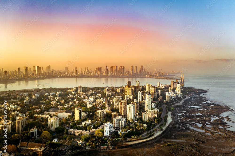 Fototapeta premium Antena z Bombaju przedstawiająca Bandrę, Bandra Worli Sea Link i Skyline of Lower Parel