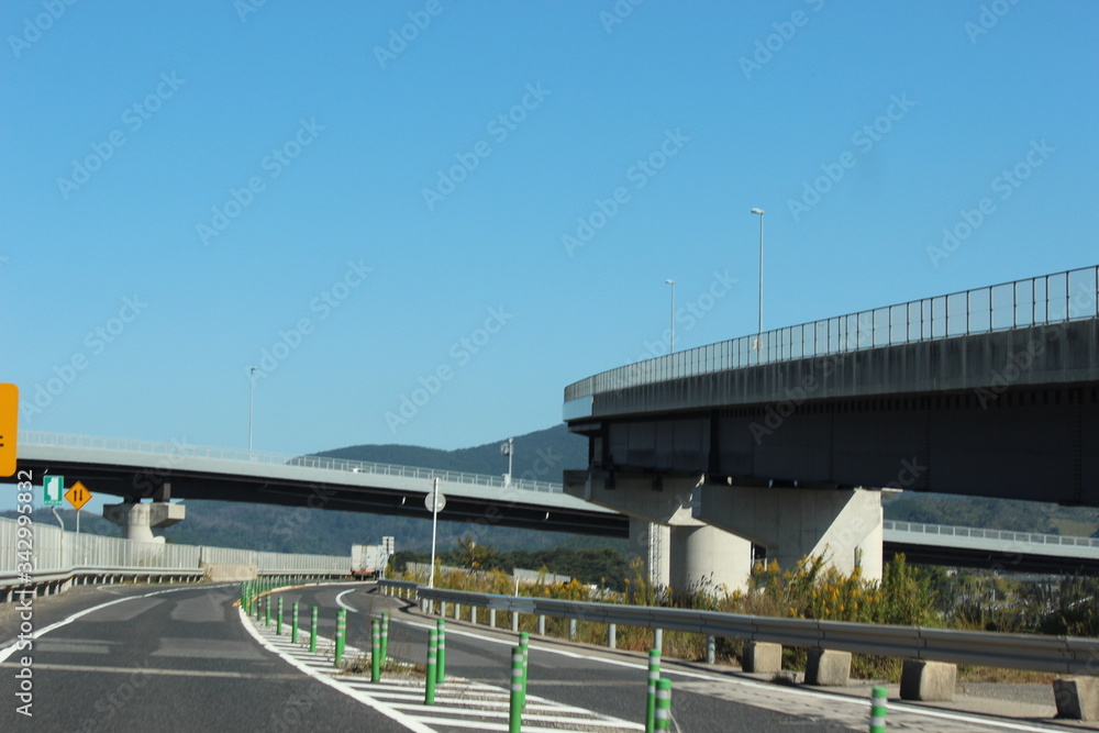 地方の高速道路のインターチェンジ